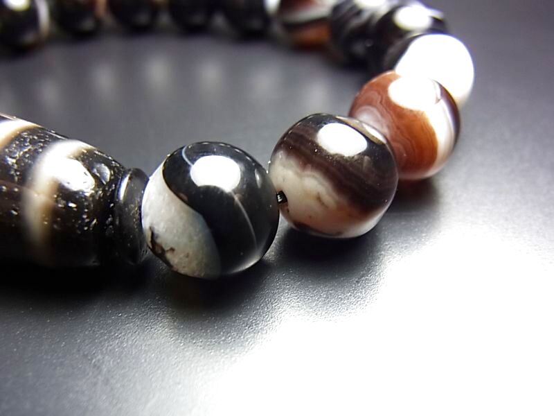 チベット天珠・ジービーズ(Tibetan Dzi stone）とオニキス(天眼瑪瑙