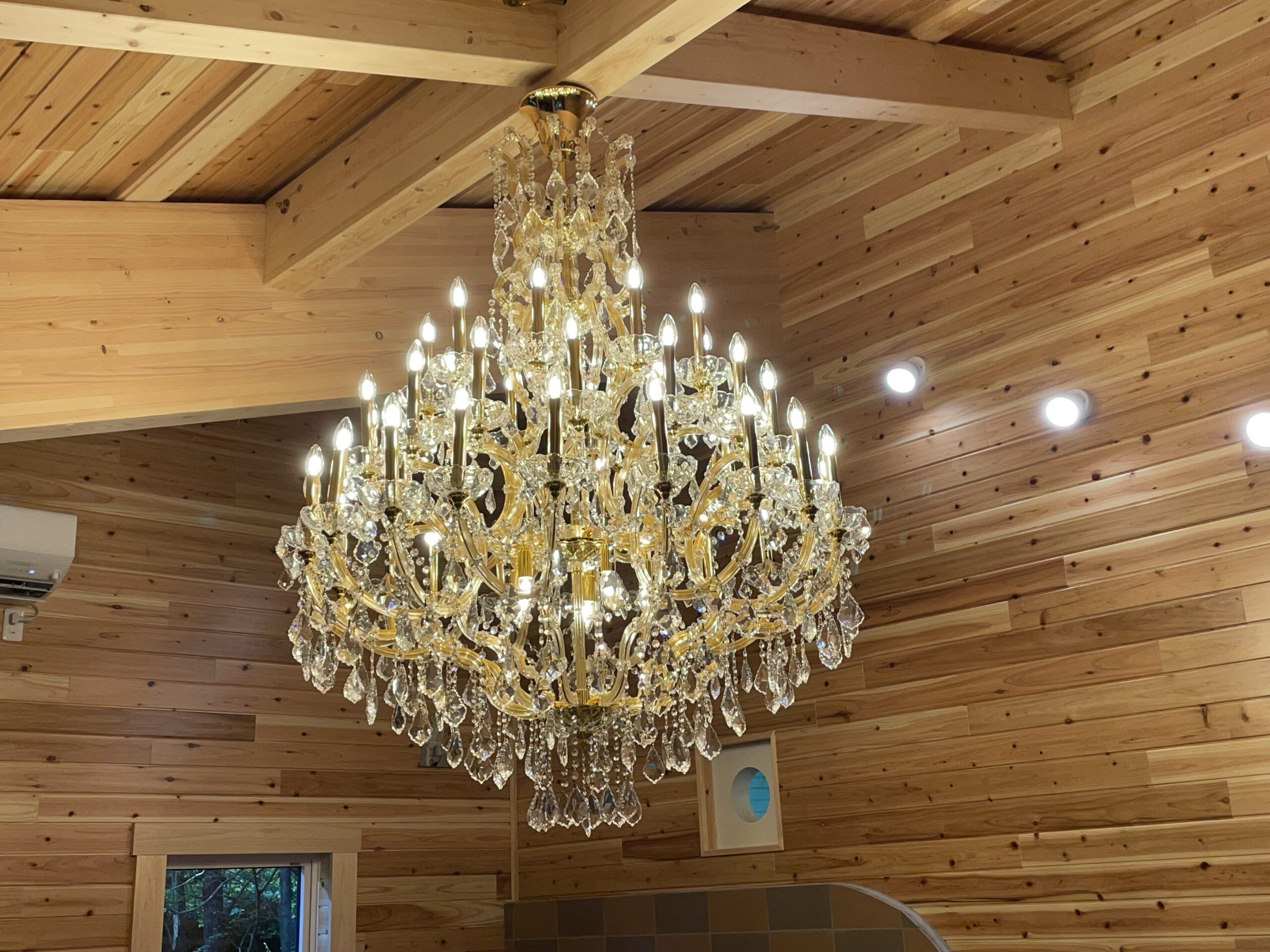 大型シャンデリアの専門！大きいサイズの製作販売【創業60年 河原郁子