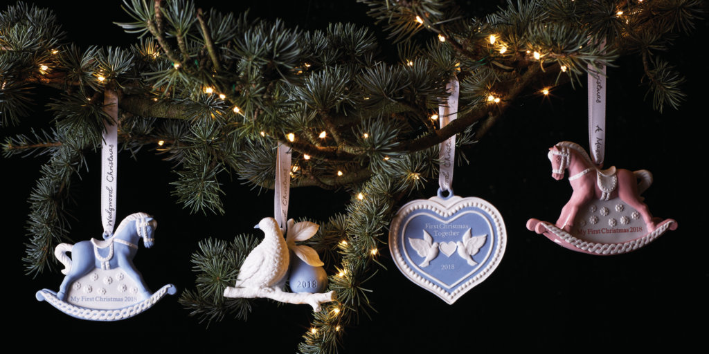 ウェッジウッドのクリスマス限定スノードーム、もみの木や白亜の教会を