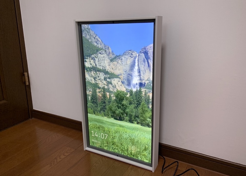開封レビュー】壁掛けスマートディスプレイ「Atmoph Window 2」が届い