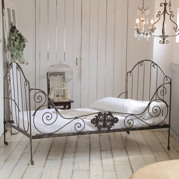 アイアンの曲線が美しいデイベッド（横幅192cm） フランスアンティーク