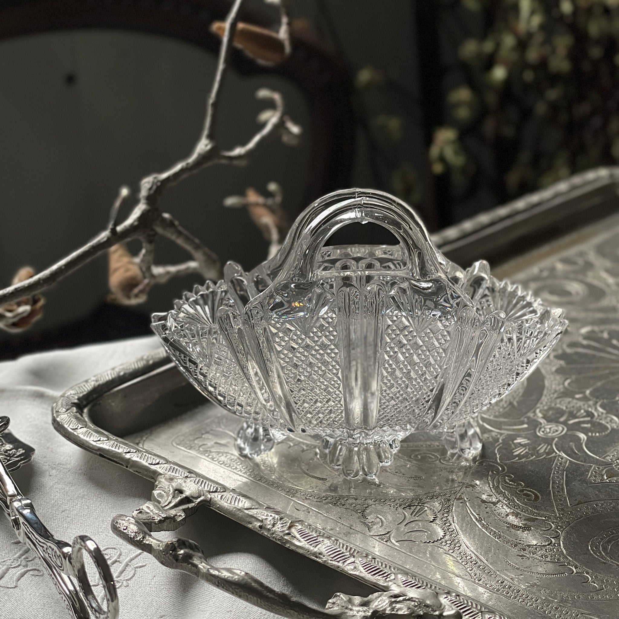 1889年ヴィクトリアンガラスバスケット（高さ11cm） イギリス