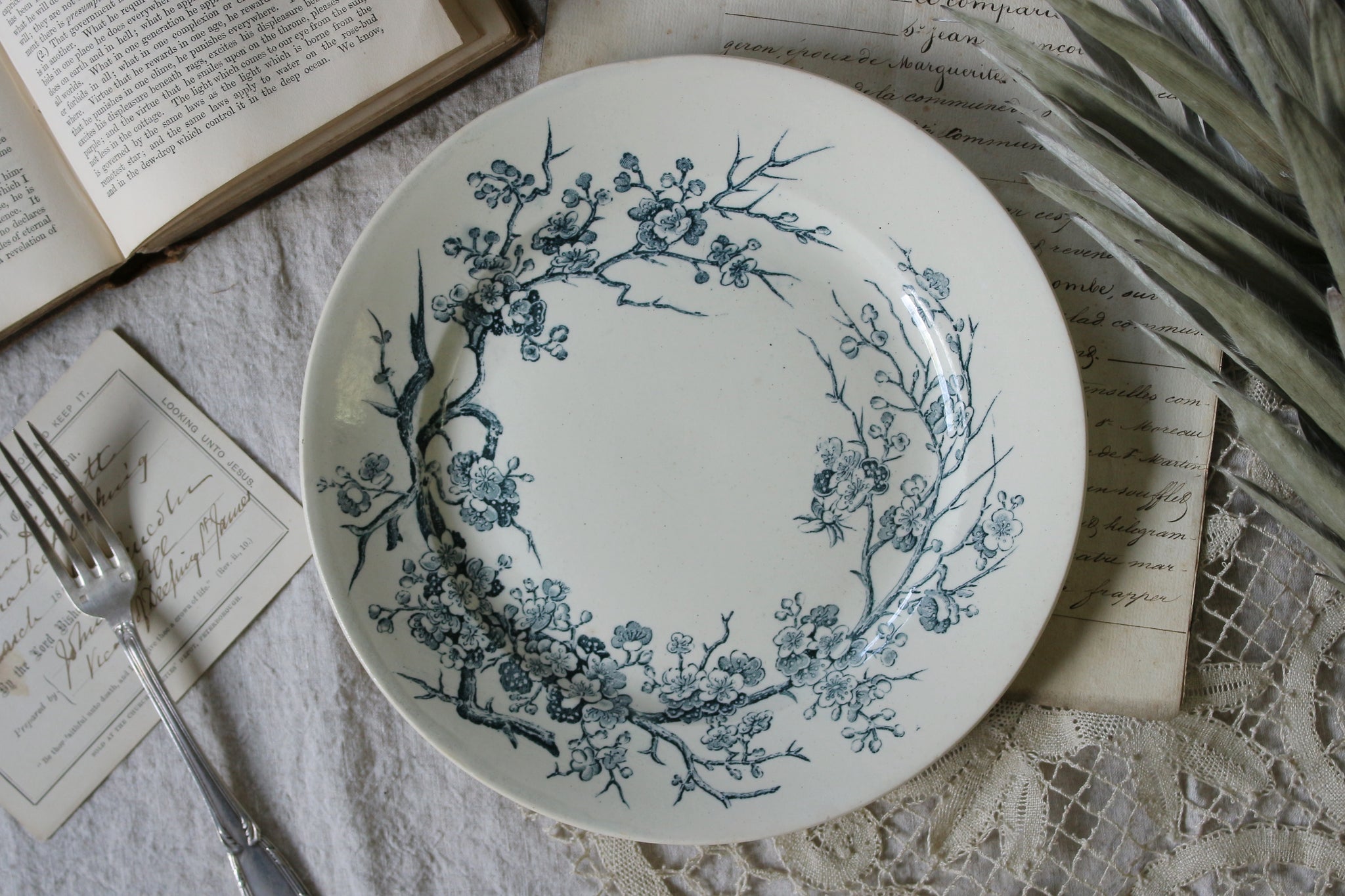 リュネビル窯ジャポニズムの梅模様平皿（直径23cm） フランス