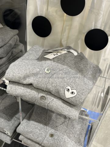 プレイ コムデギャルソン Vネック 白ハート カーディガン ライトグレー