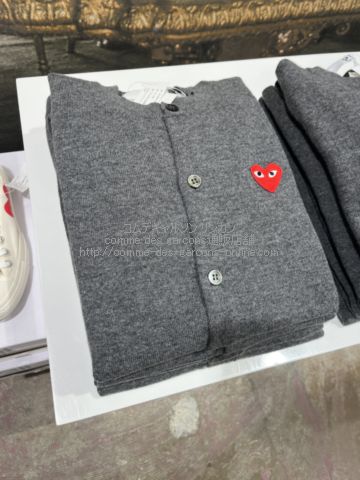 プレイ コムデギャルソン Uネック 赤ハート カーディガン グレー-ユニ
