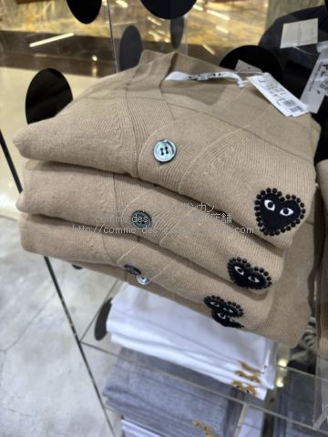 プレイ コムデギャルソン 黒ハート×ラインストーン Vネック