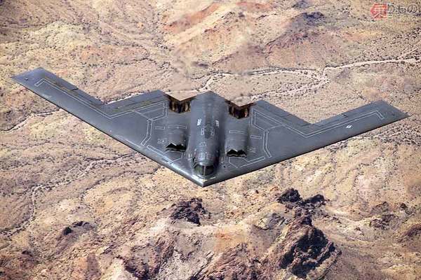 異形のステルス爆撃機 B-2「スピリット」初飛行 - 1989.7.17 配備先は
