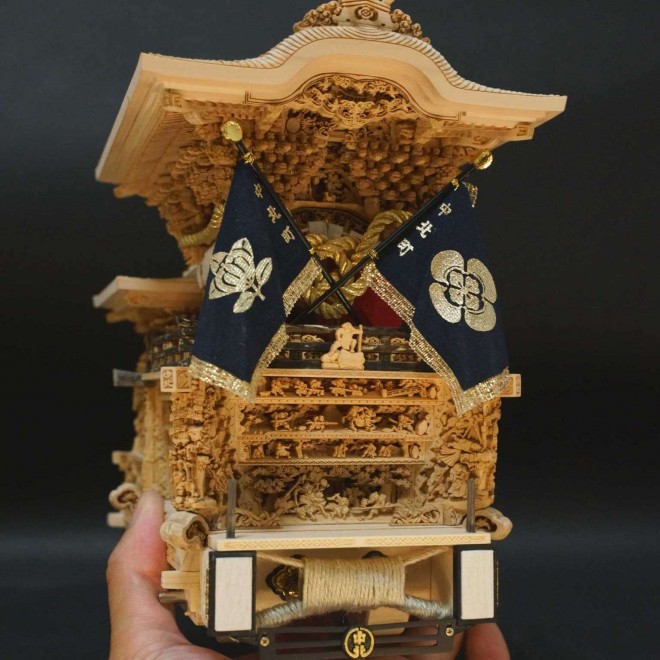 細かすぎる”彫り物で注目の「岸和田型だんじり」ミニチュア 金属加工の