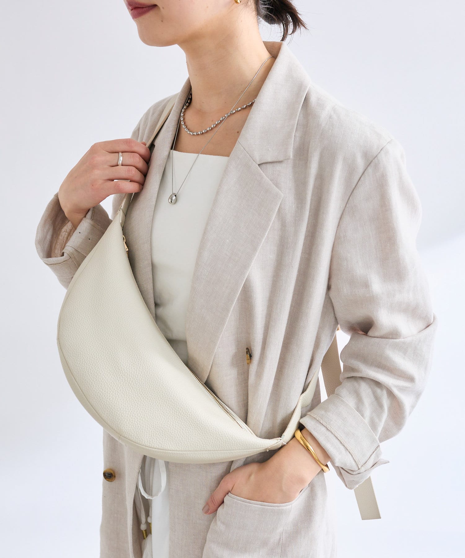 上品デザイン】カーブボディバッグ | RIVE DROITE(リヴドロワ