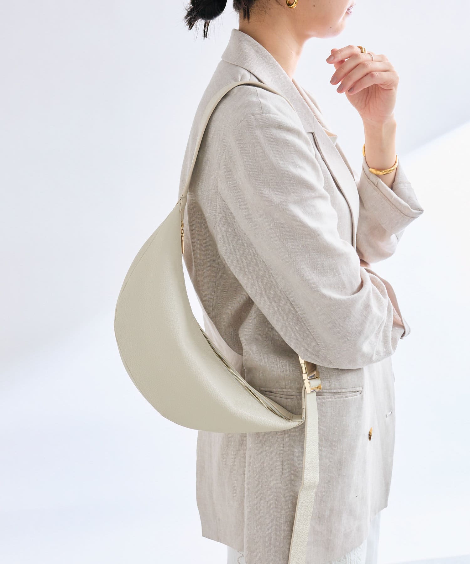 上品デザイン】カーブボディバッグ | RIVE DROITE(リヴドロワ