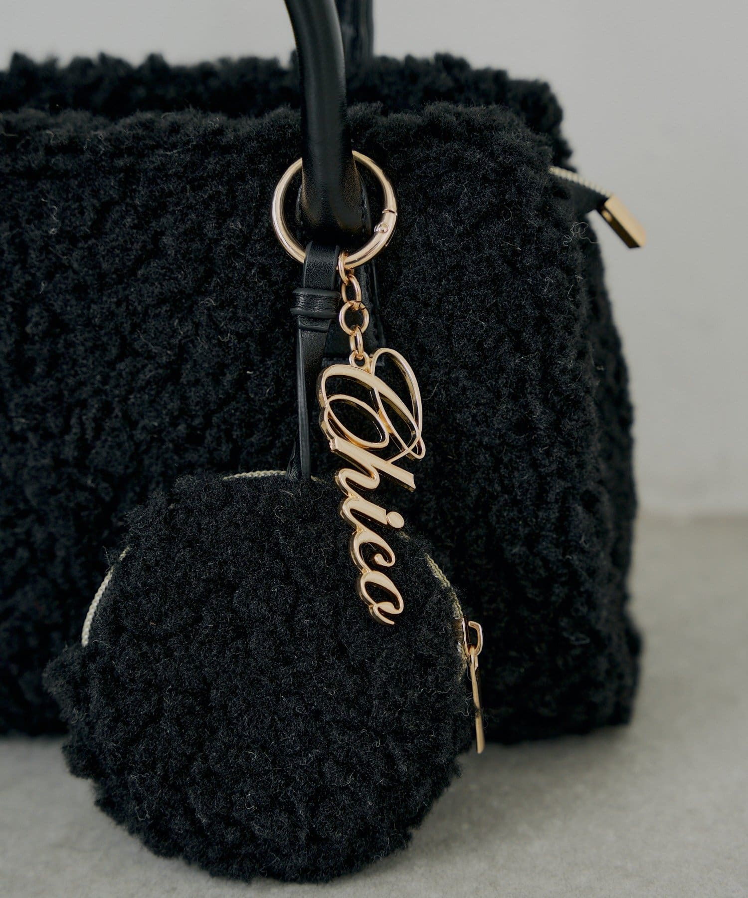 ロゴチャーム付きスエードムートンバッグ | Chico(チコ)レディース