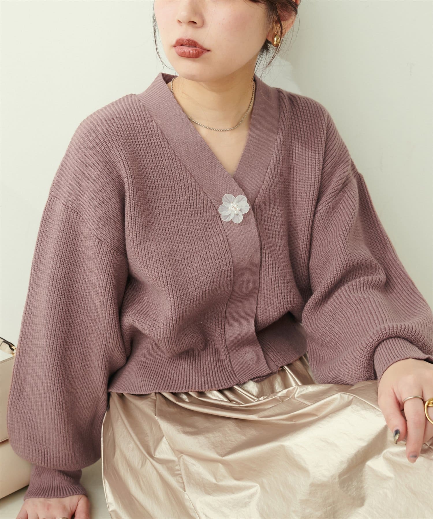 お花釦Vネックニットカーデ | natural couture(ナチュラルクチュール