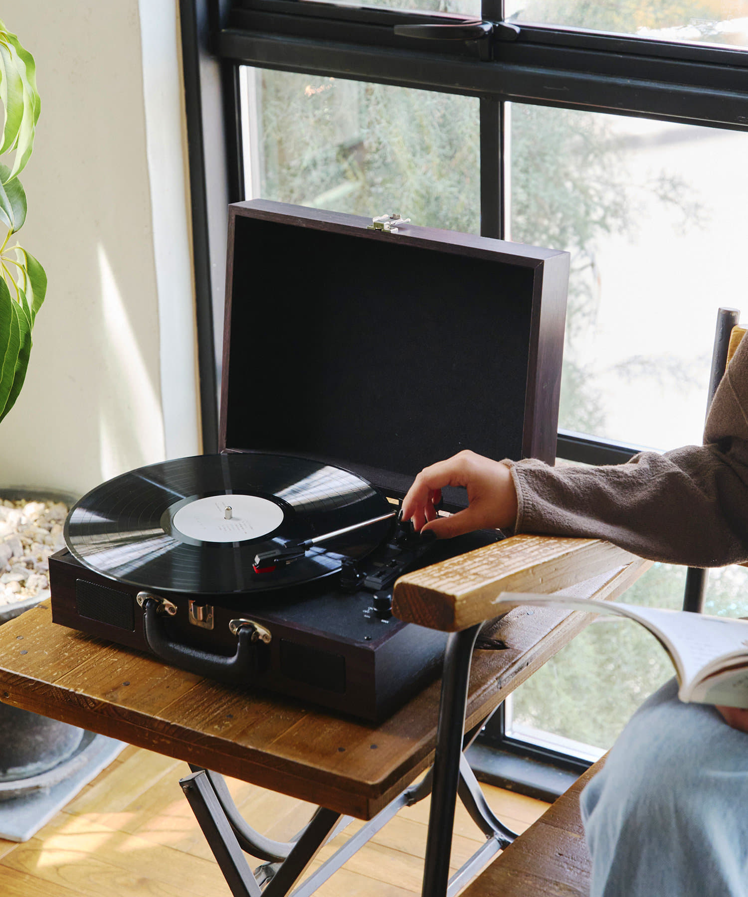 インテリアとしても映えるレコードプレイヤー | salut!(サリュ)の