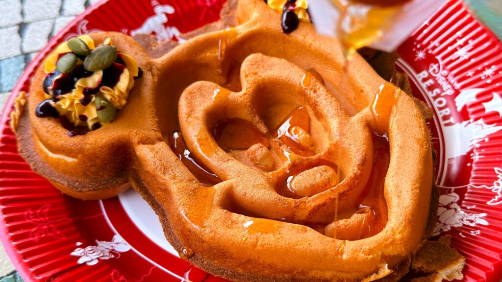 ハロウィーン限定ミッキーワッフルを実食！ディズニーランドの場所や