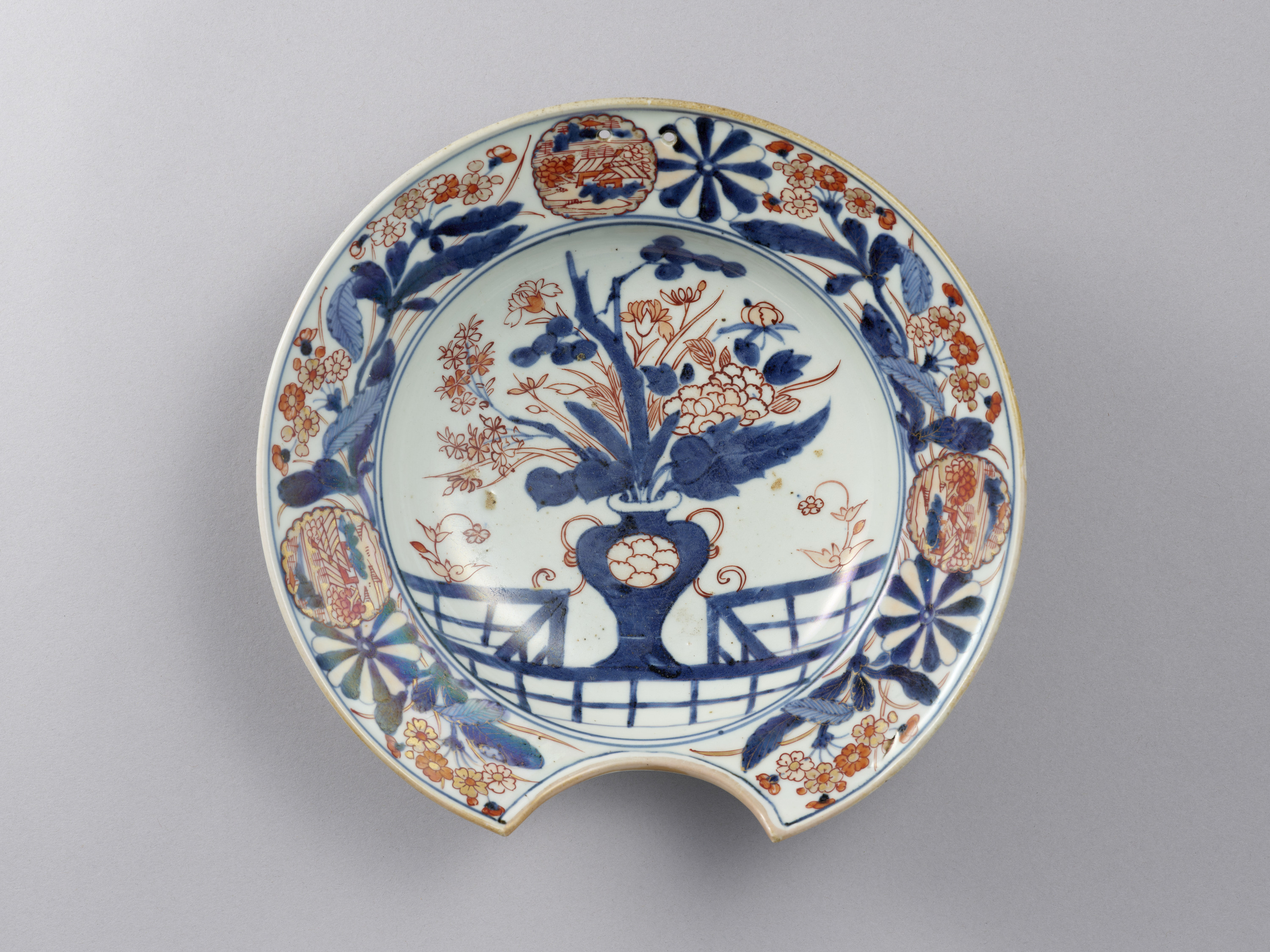 九州国立博物館 | 収蔵品データベース | 色絵花盆図髭皿