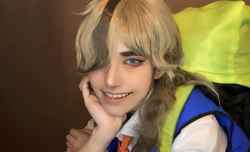 コスプレイヤーとや『ポケモンSV』ペパーのウィッグは濃い色の毛束を