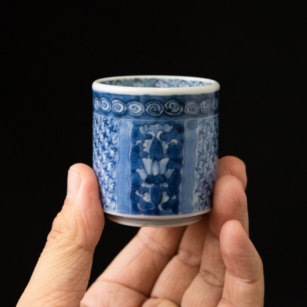 陶磁器 :: 伊万里 唐花文・卍繋ぎ四方襷文 のぞき猪口 | COTTOU.JP