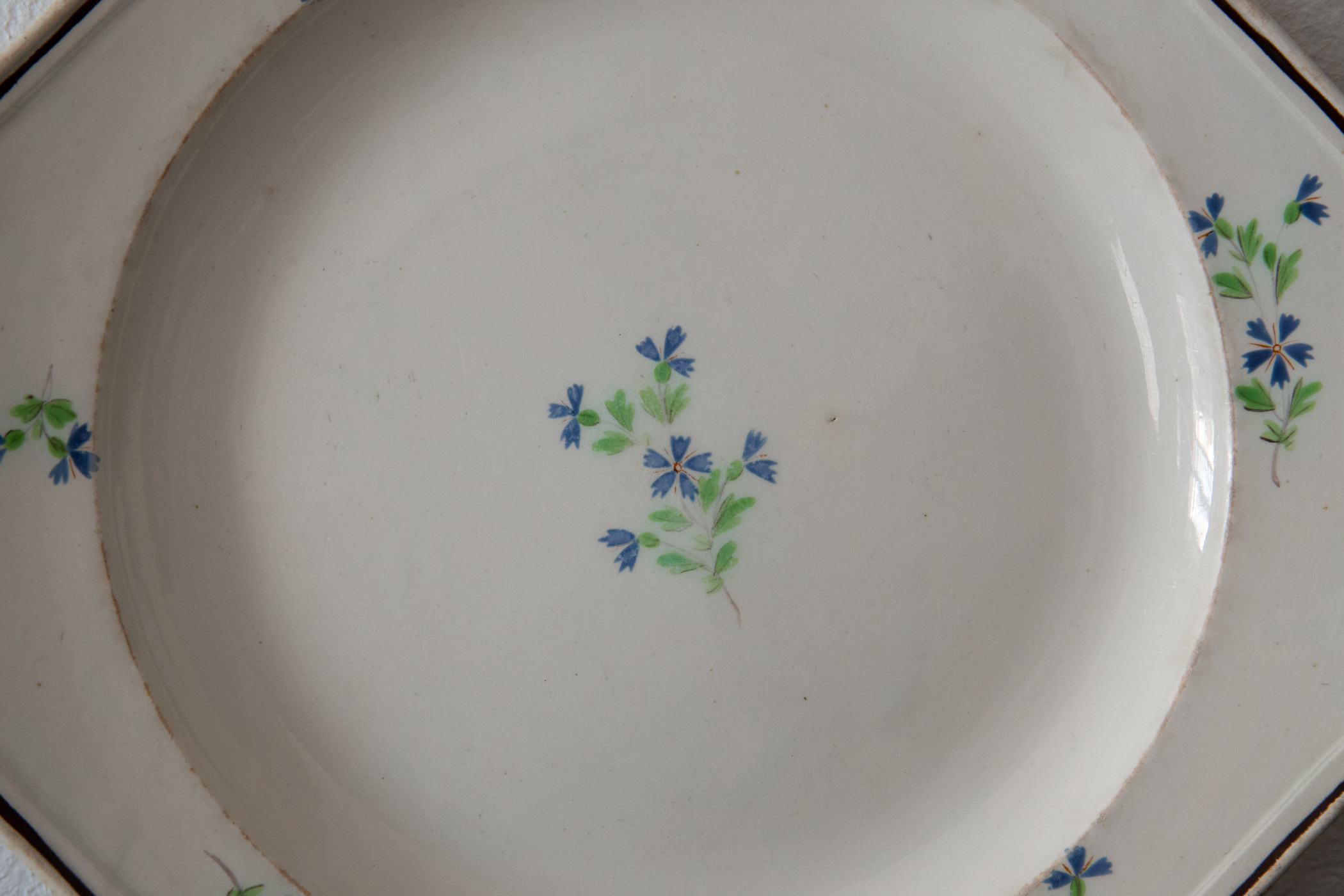 Assiette en Faïence fine au décor de Barbeaux | couperin