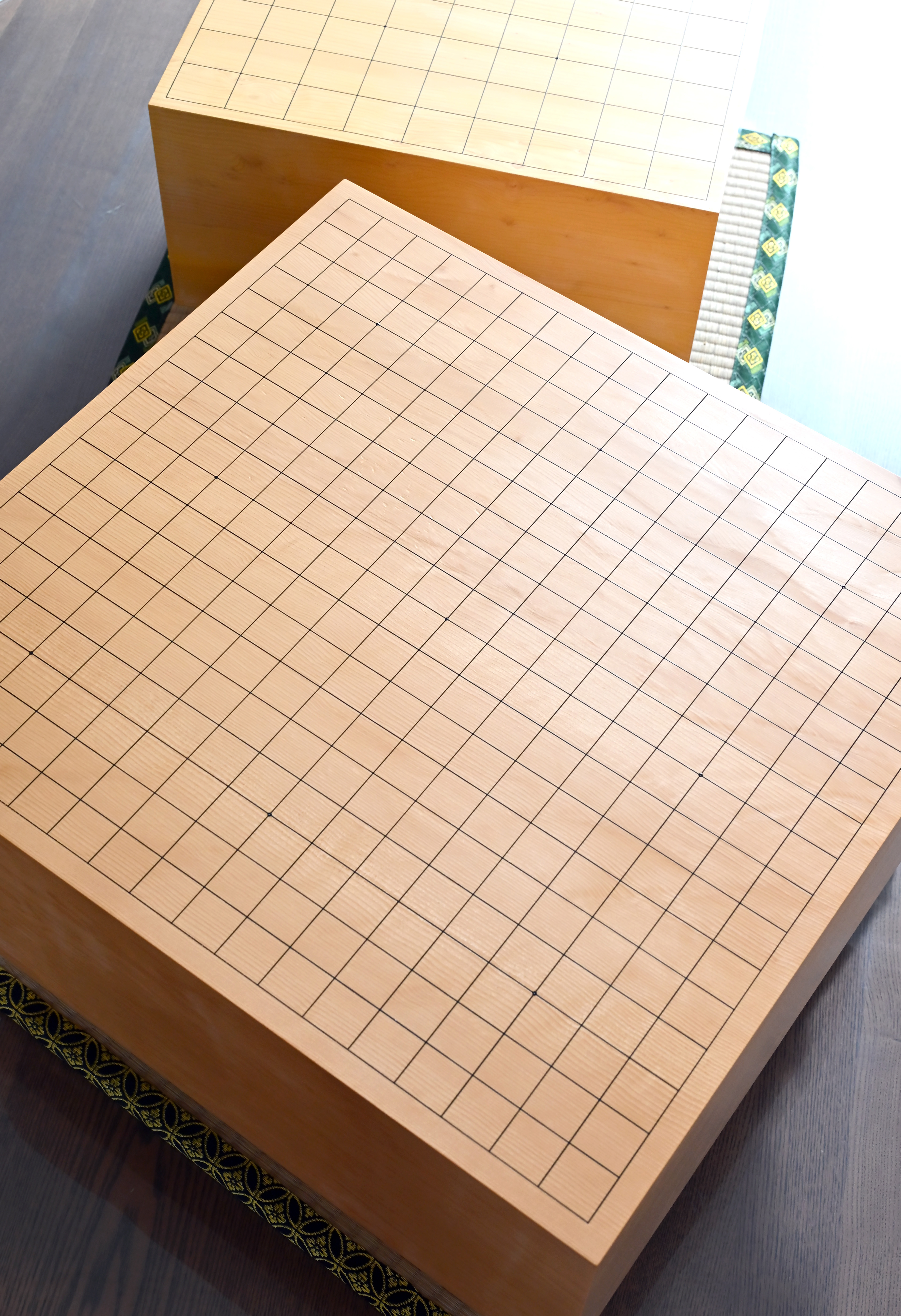 まるで美術品…凜としたマス目の将棋盤 日本刀で漆を盛って線を引く秘技