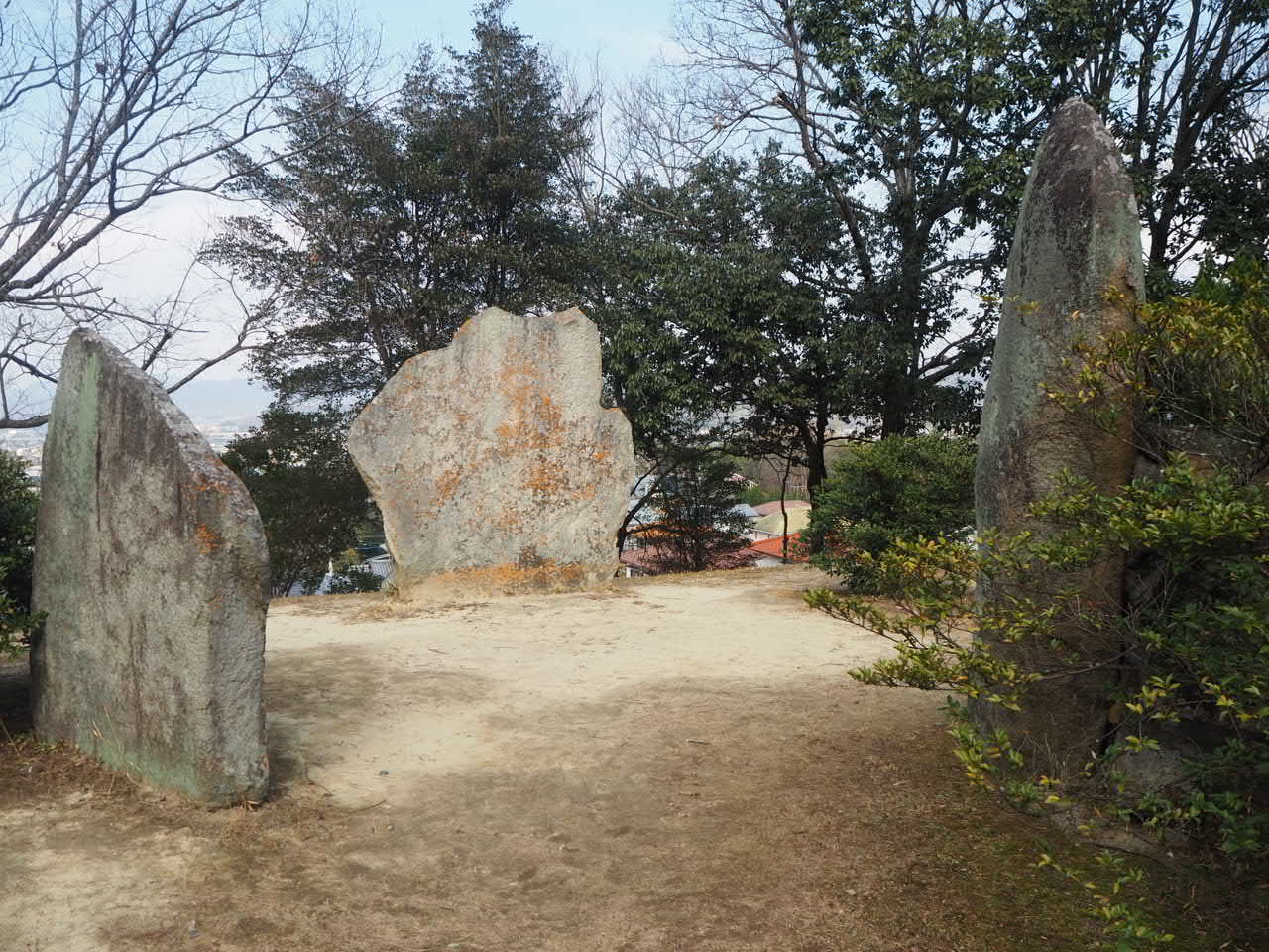 謎の巨石が立ち並ぶ弥生期最大級の墳丘墓 開発の爪痕「給水塔」撤去で