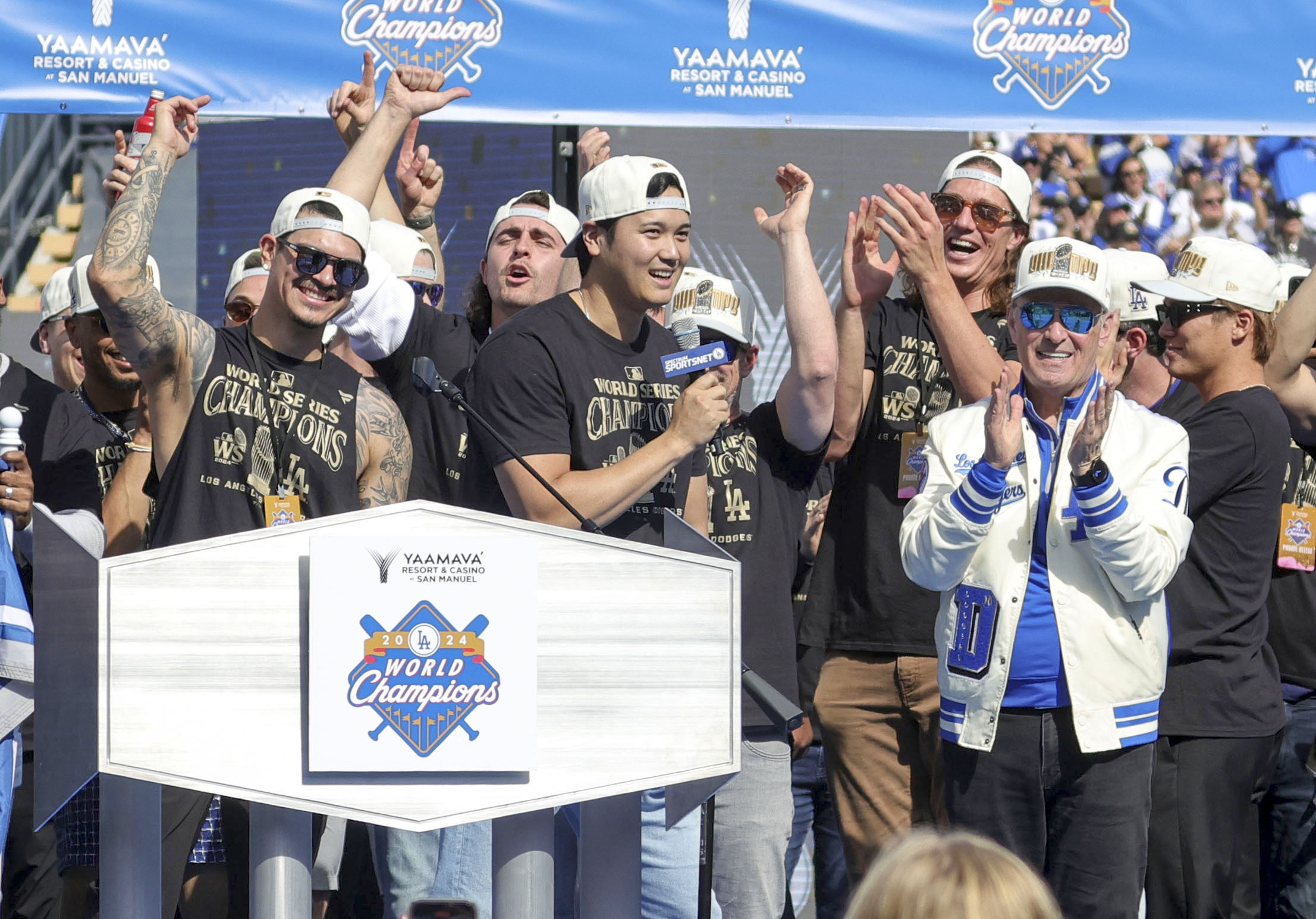 大谷翔平が英語でスピーチ、妻・真美子さん＆愛犬デコピンとLA凱旋