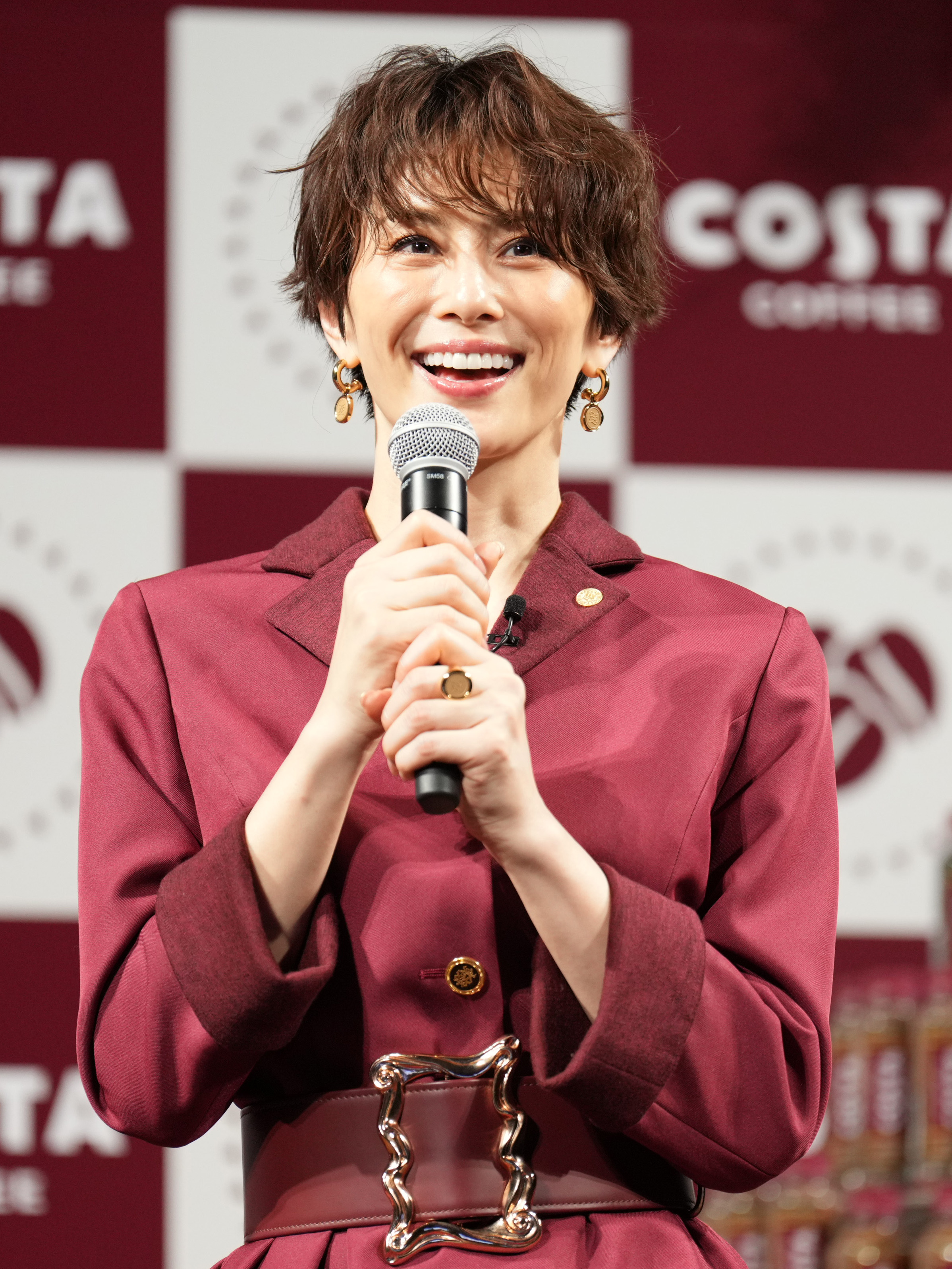 米倉涼子が出演CMと同じエレガントなワンピース姿で登場 「この年齢