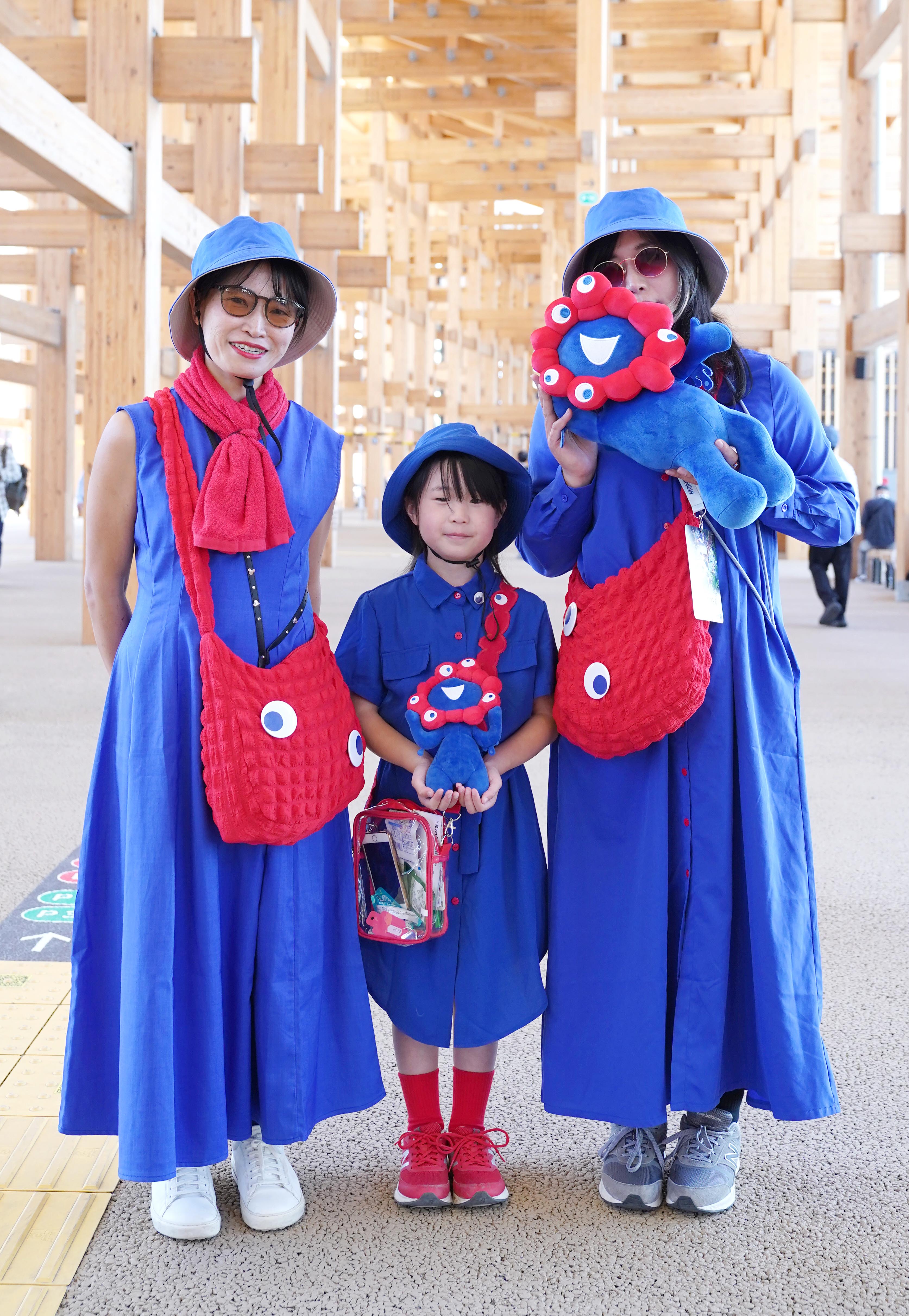 まるで万博を楽しむミャクミャク様？ お揃いワンピやネイル…来場者の