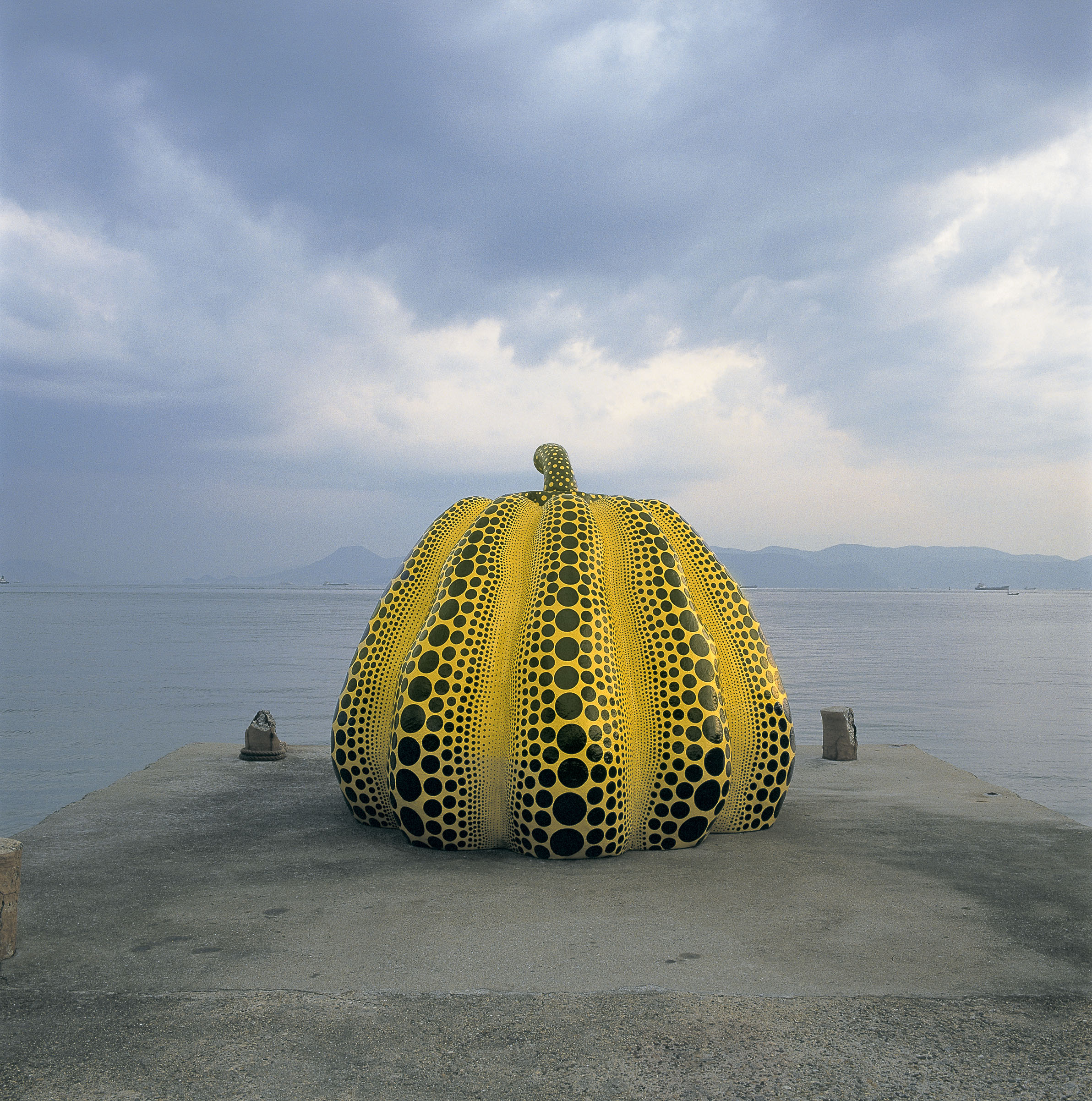 草間弥生さんのカボチャいつ復活？ 台風影響で損壊、再展示の見通し