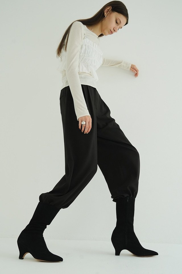 9月2日(火)発売アイテムのご紹介。袖口と裾のフリルが女性らしさを