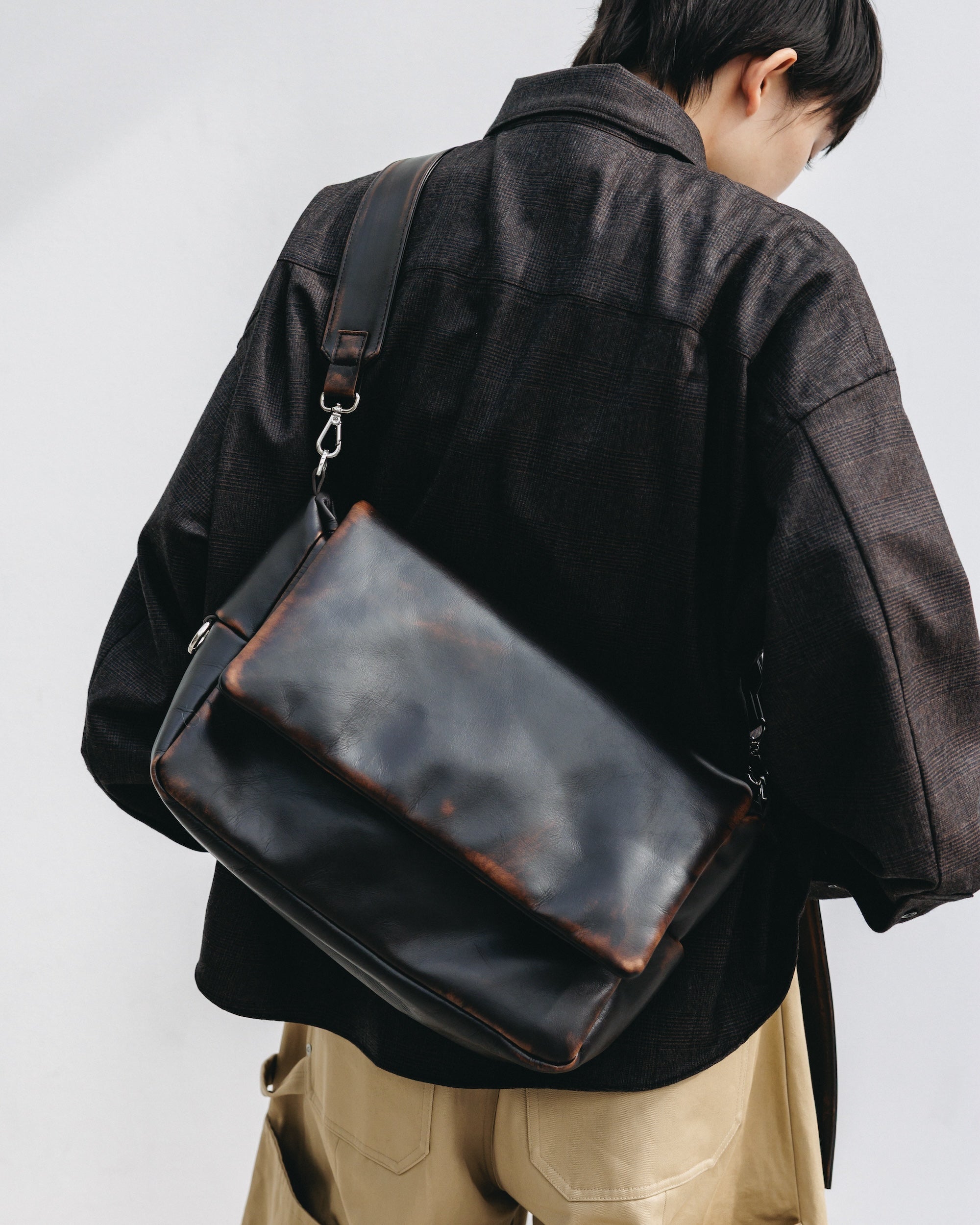 VINTAGE LEATHER PADDED FLAP HOLIDAY BAG (BROWN)