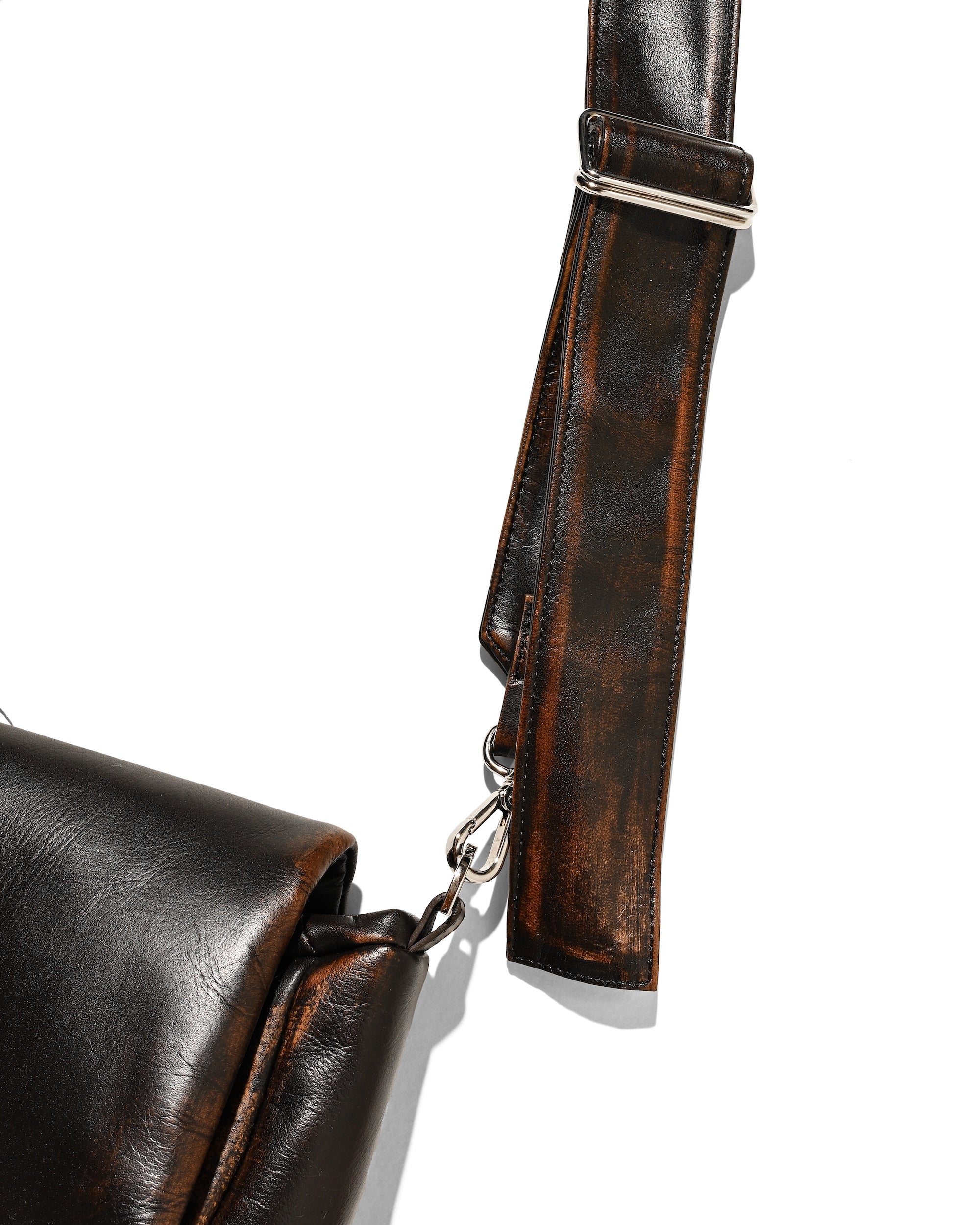 VINTAGE LEATHER PADDED FLAP HOLIDAY BAG (BROWN)