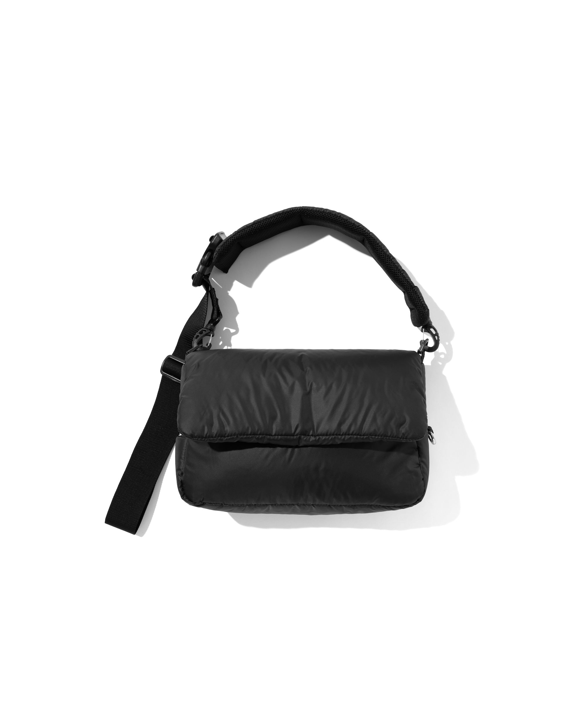 PADDED FLAP HOLIDAY BAG(BLACK)