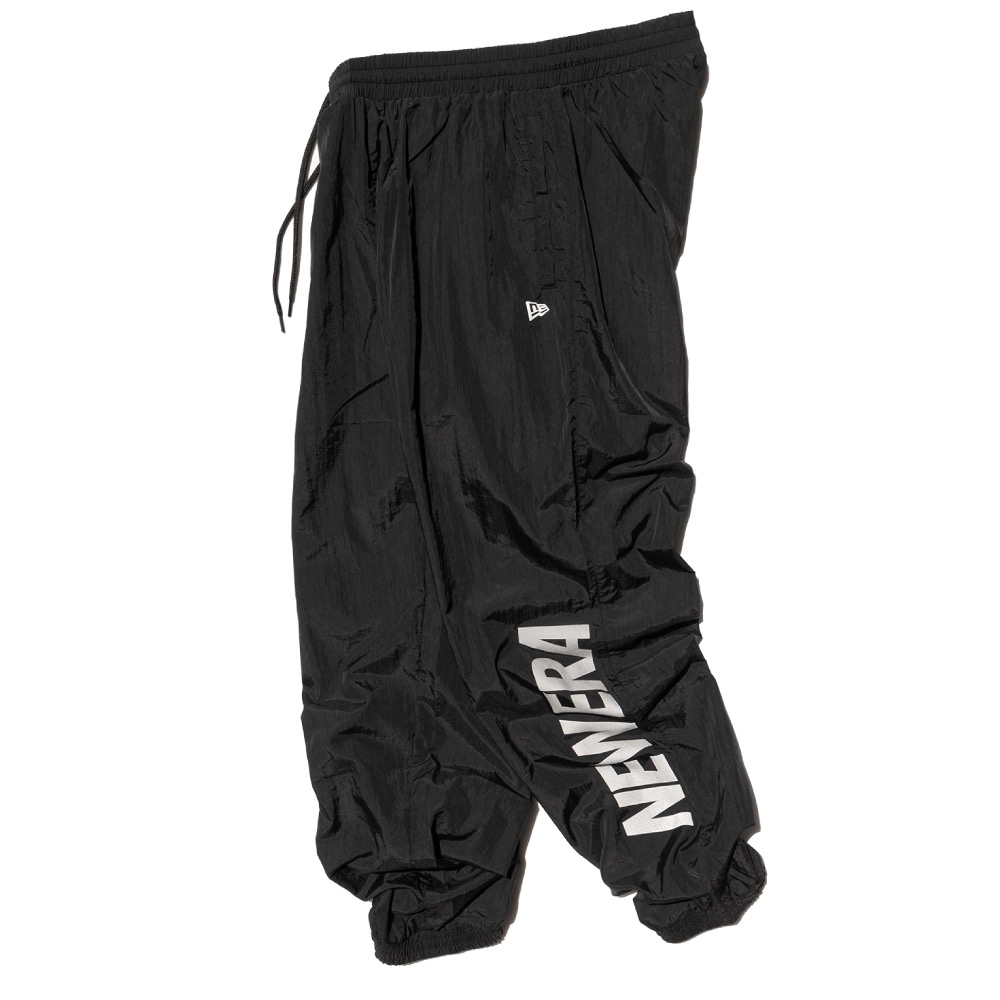 軽量感のある肌触りの良い微ワッシャー加工のナイロン素材を採用した