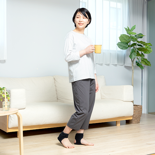 履くだけで足から体のバランスを整える『かかと枕サポーター(KAKATO