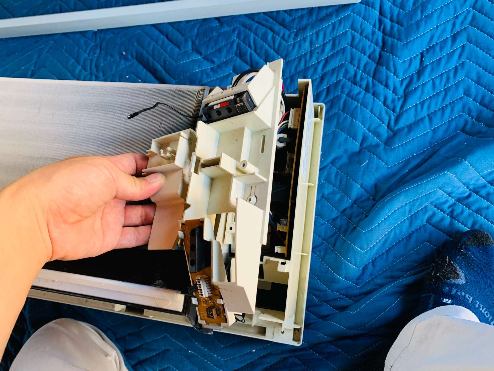 コロナのルームエアコンの分解方法 | ずっと安心して使っていただける