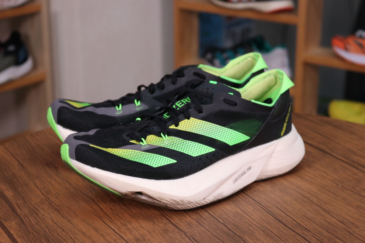 アディダス】厚底レーシングシューズ「ADIZERO ADIOS PRO 3」は安定感