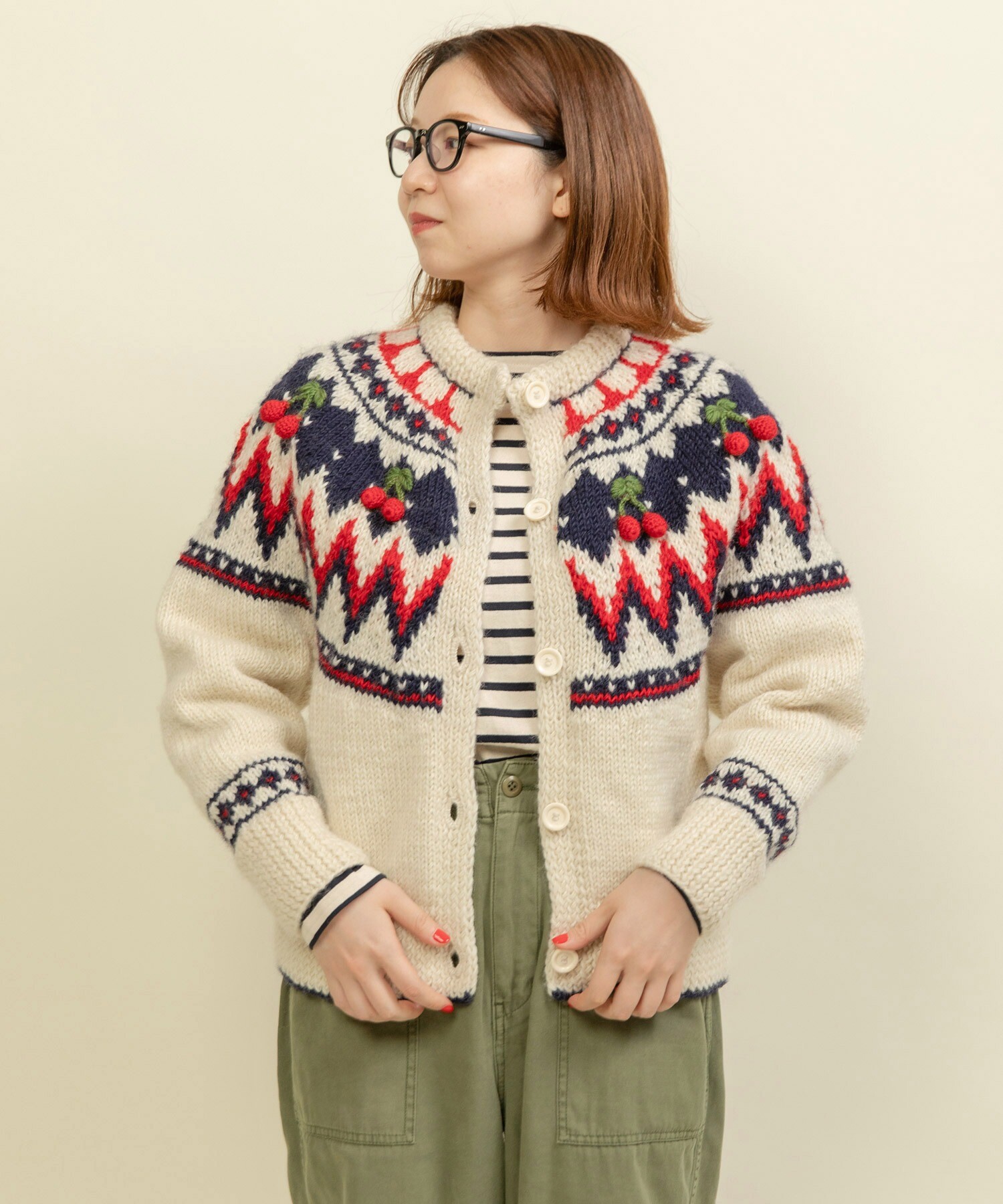 ネパールハンドニット 求心さくらんぼ刺繍カーディガン