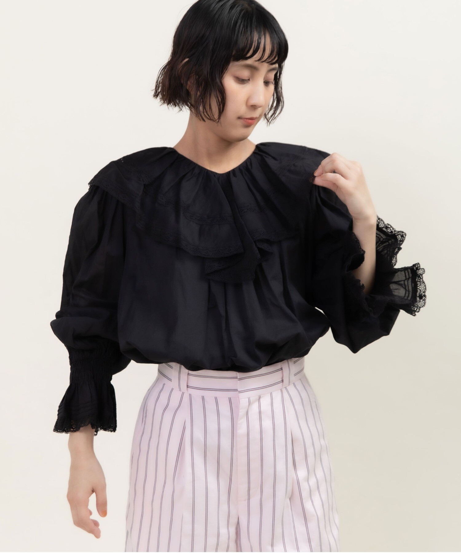 80ボイルレース ピンタックラッフルケープ襟ブラウス