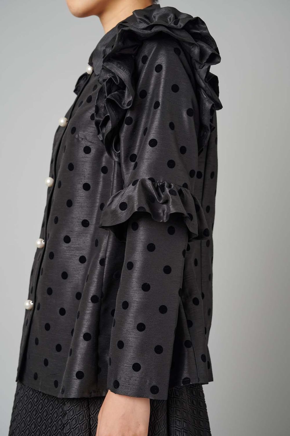 hue DAY TO EVENING｜フリルスリーブパールドットプラウス