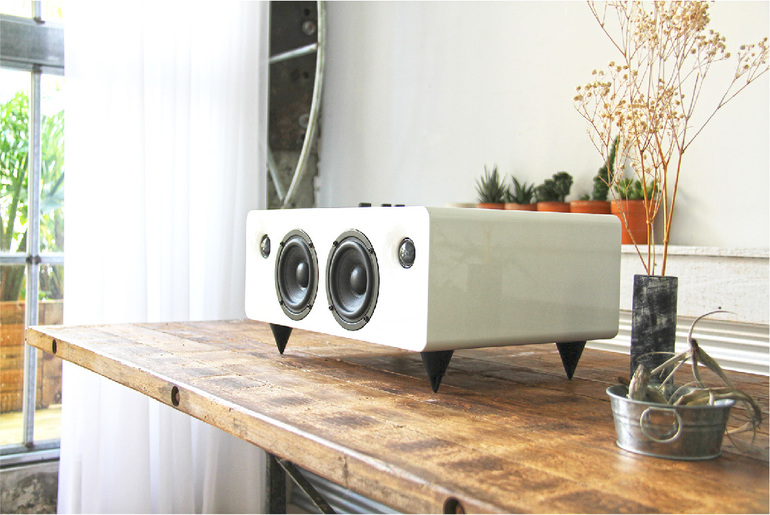 アナログな温かみのある音楽生活を。 家具職人が作る本物の木の