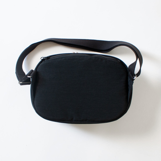 FUKUI SIWAナイロンボディバッグ M／NIZYU KANO（ニジュウカノウ