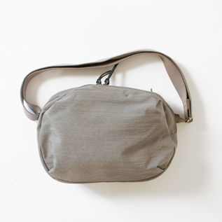 FUKUI SIWAナイロンボディバッグ M／NIZYU KANO（ニジュウカノウ