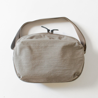 FUKUI SIWAナイロンボディバッグ L／NIZYU KANO（ニジュウカノウ