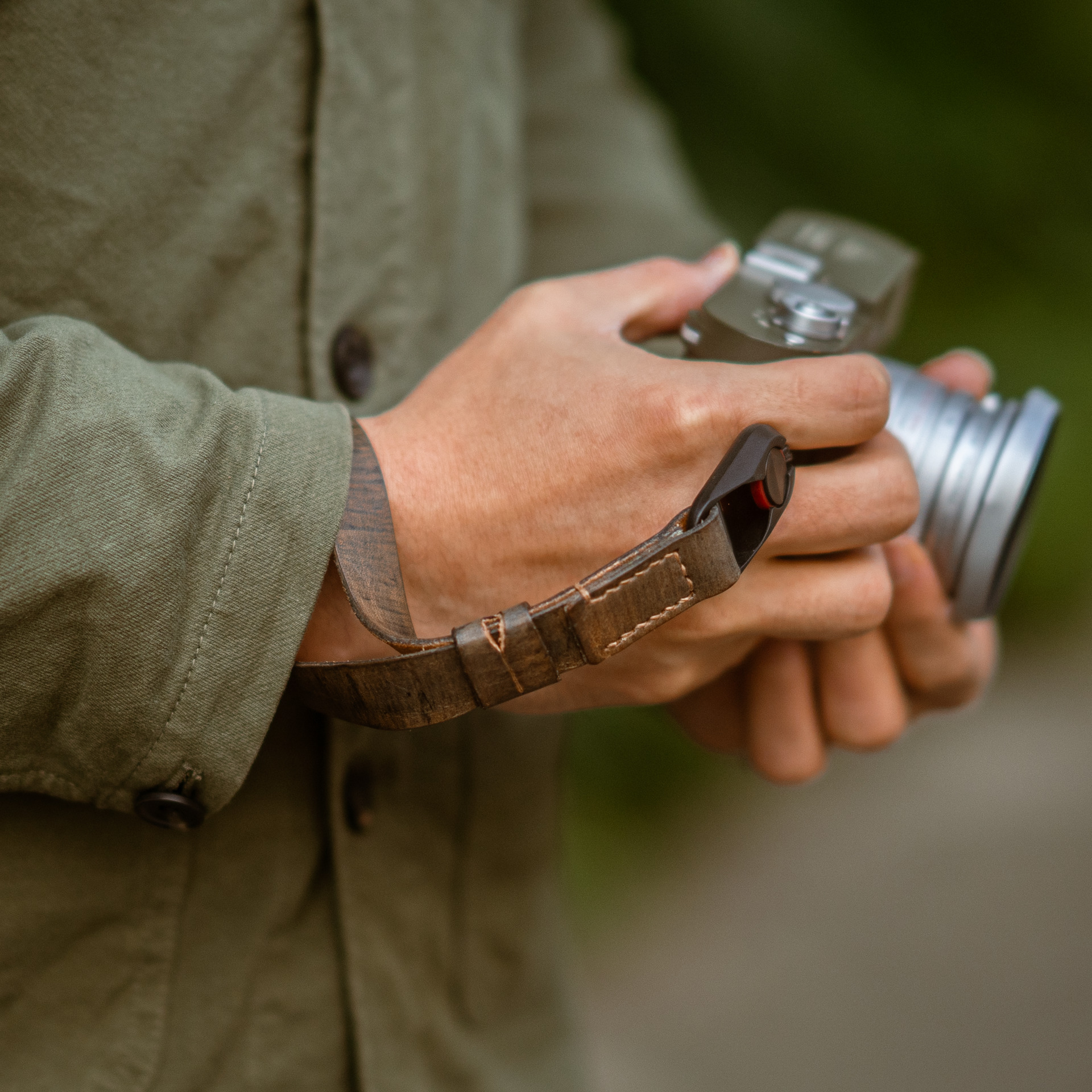 手染めエイジングレザーハンドストラップ 002（ピークデザイン