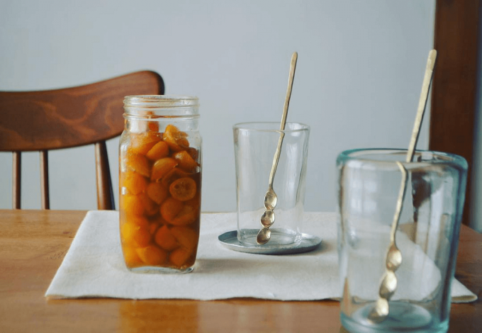 食卓をあたたかく、静かな光で彩る。金工作家・川地あや香さんの