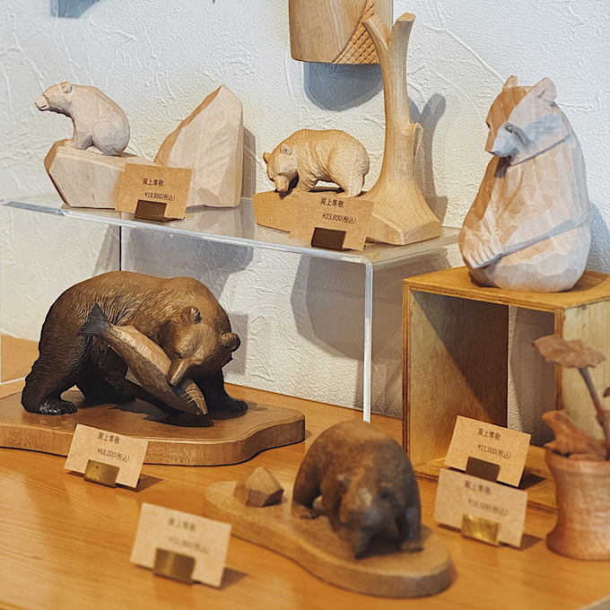 愛くるしい姿に心打たれる。北海道土産で手にしたい「木彫り熊」に