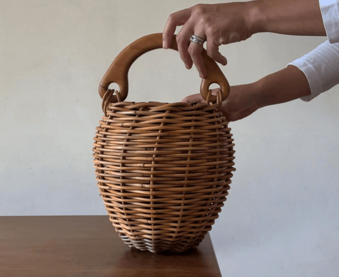 毎日持ち歩きたい唯一無二のデザイン。装いにそっと華を添える