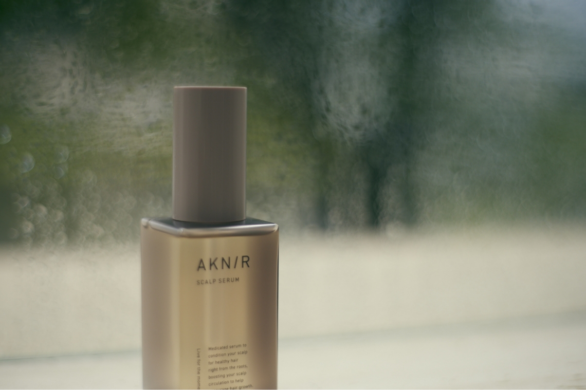 薬用ヘアスカルプセラム【ローズ×サンダルウッド】｜AKNIR（アクニー