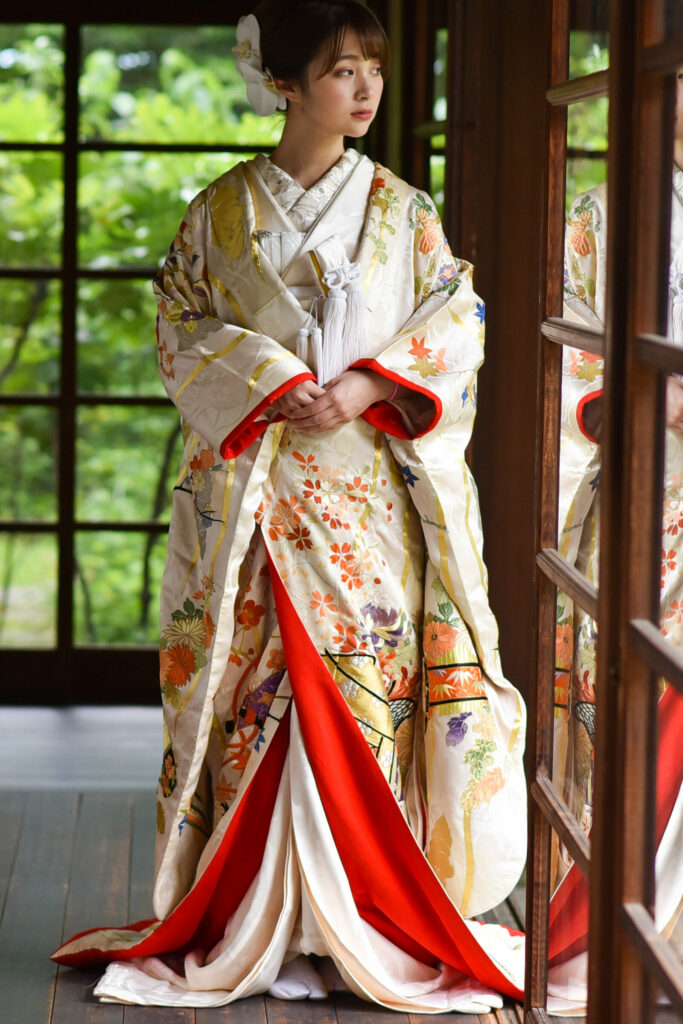 和装婚礼】挙式における色打掛の種類と選び方、レンタルか購入か