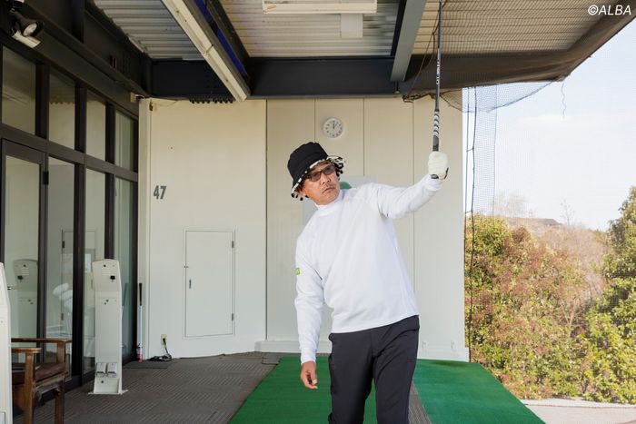 写真] 令和でも参考になるジャンボ尾崎の飛ばしテク！ 左手で“押し込む